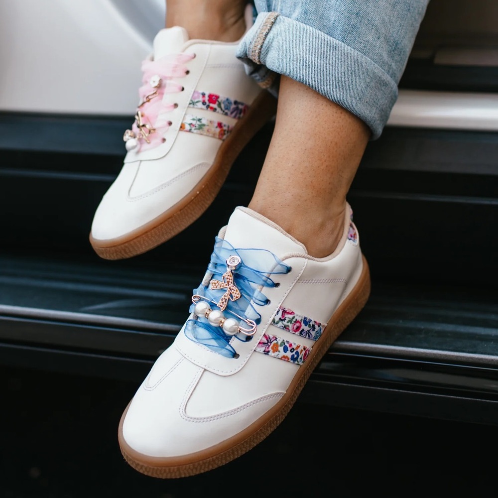 NIB Makers Azalea Floral and White Sneaker with 2 sets of Sheer Laces